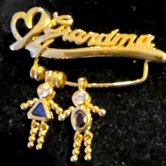 GRANDMA HEART BROOCH with 2 Charms - Girl December, Boy January (Birthstones) - Picture 1 of 2